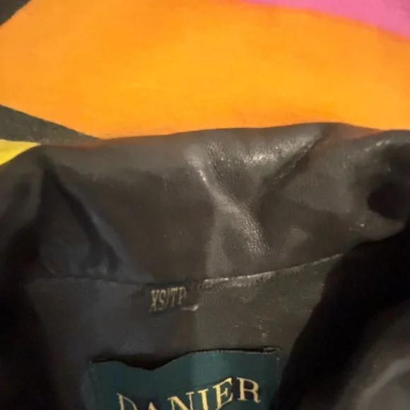 Used Unisex Danier Black leather Jacket - Picture 5 of 5